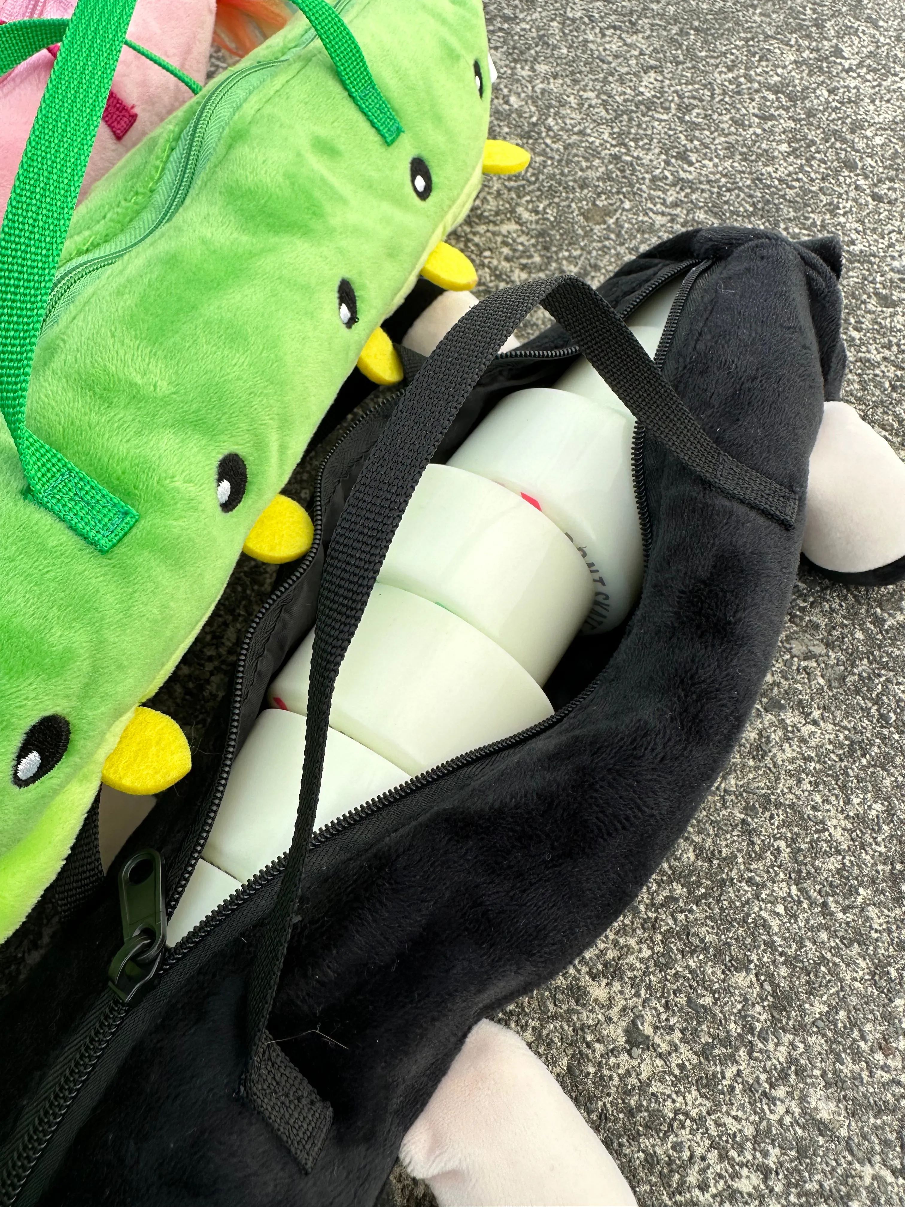 Edea Wheel Bag Buddies carrys up to 8 Wheels