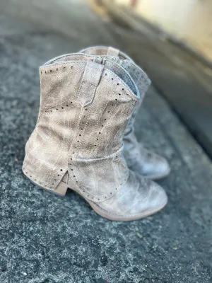 *Outlet* B Don Boots (Cream)