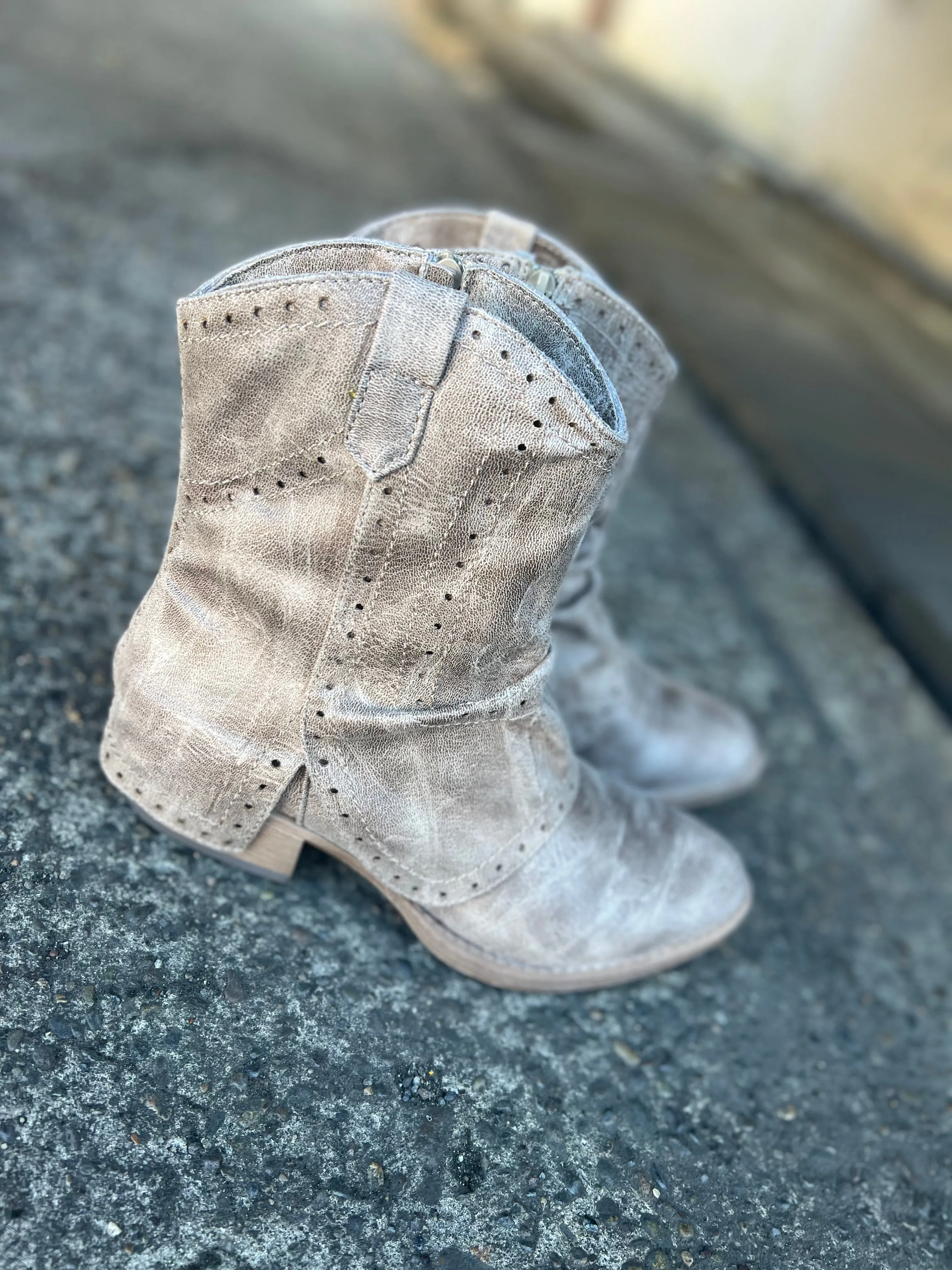 *Outlet* B Don Boots (Cream)