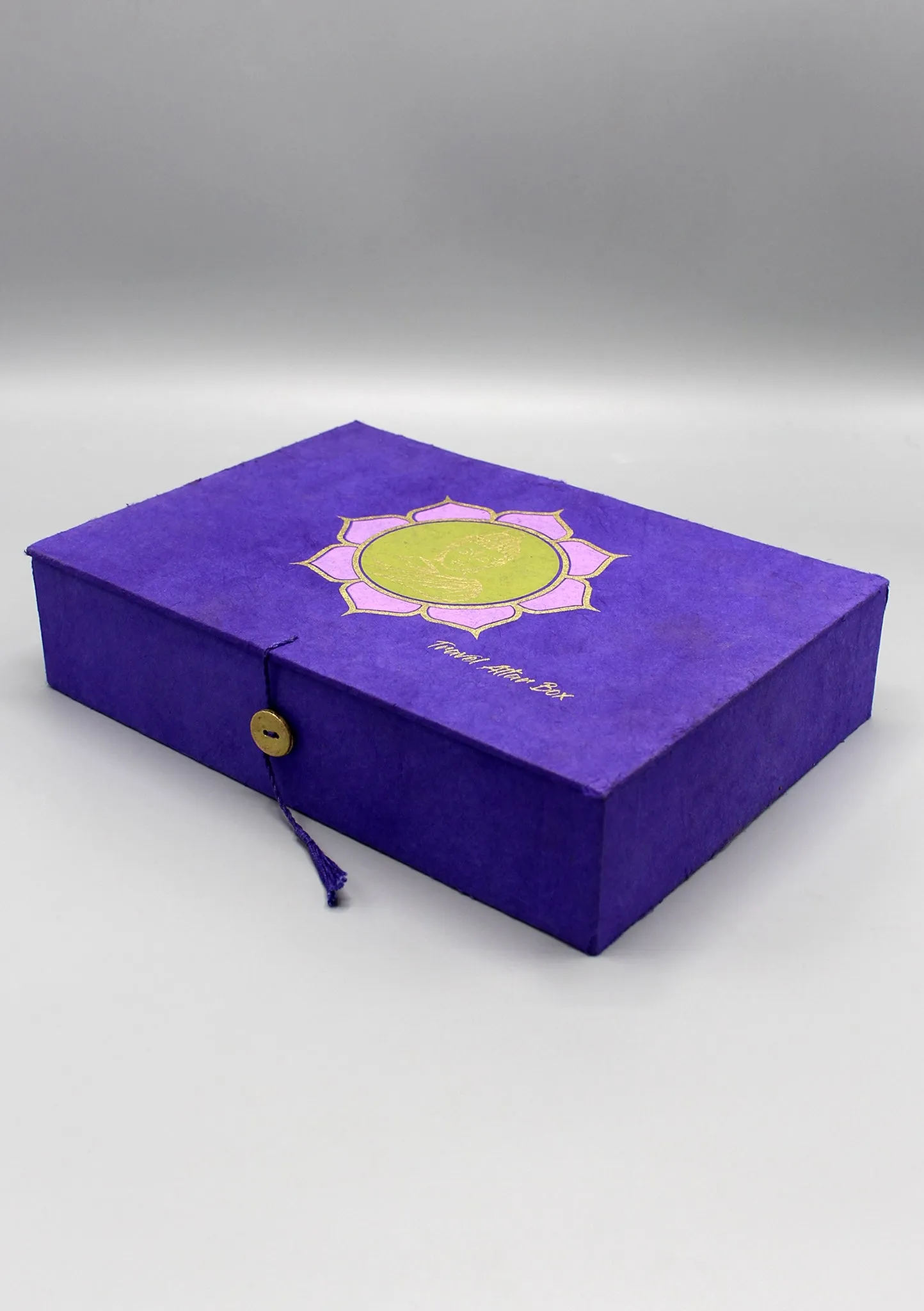 Prayer Flags, Mala and Statue Buddhist Travel Altar Box